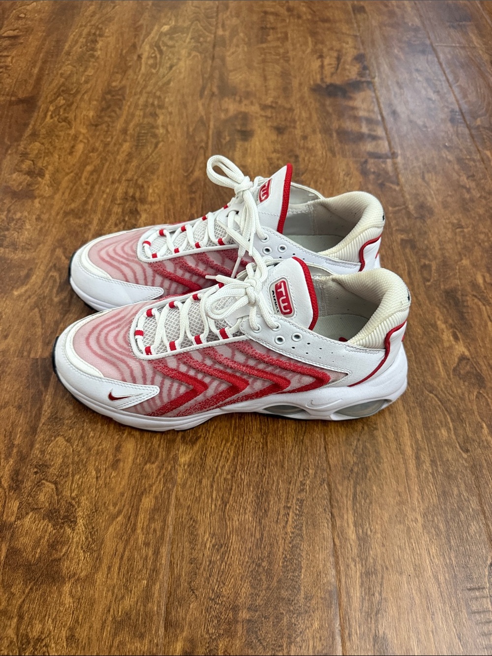 Nike White & Red Wave-Pattern Running Sneakers - Picture 3 of 15